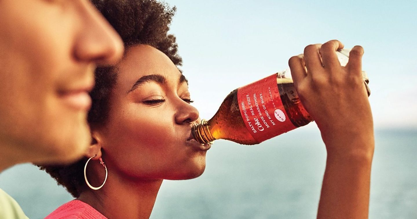 Coca Cola trổ tài “làm thơ” trong phiên bản bao bì chào hè 2021