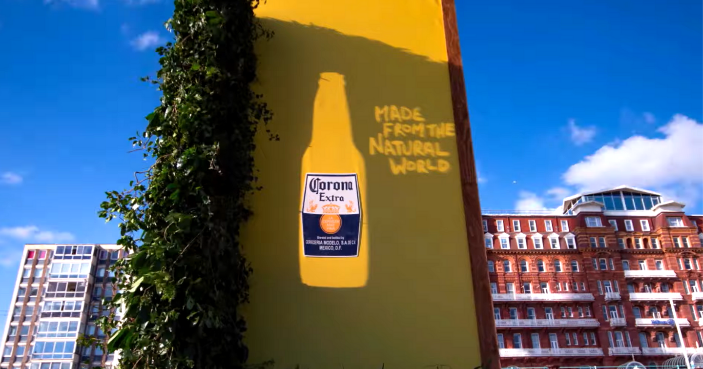 Corona tạo bảng quảng cáo hình chai bia bằng… ánh nắng mặt trời