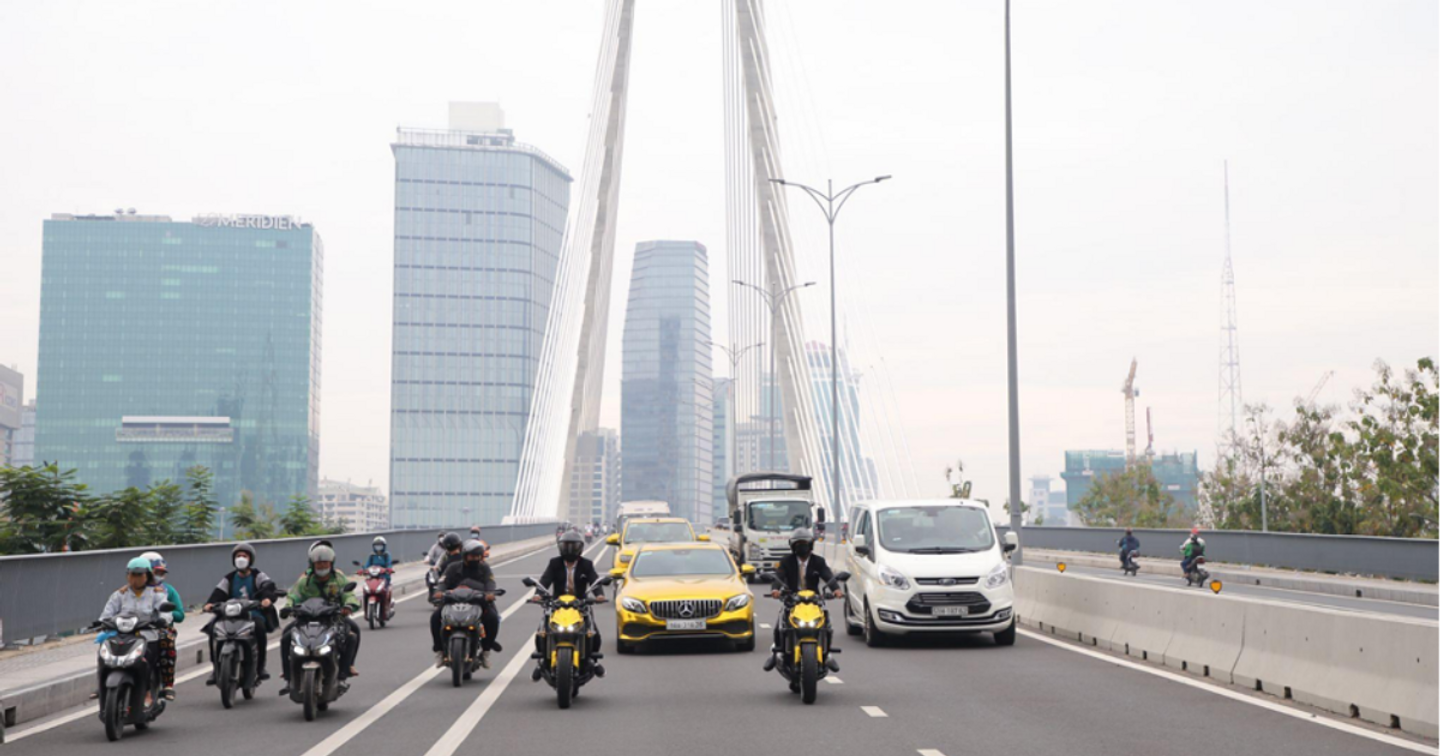 Bia Saigon Gold “chơi lớn” giao “vàng” cho đối tác bằng đoàn xe sang trọng