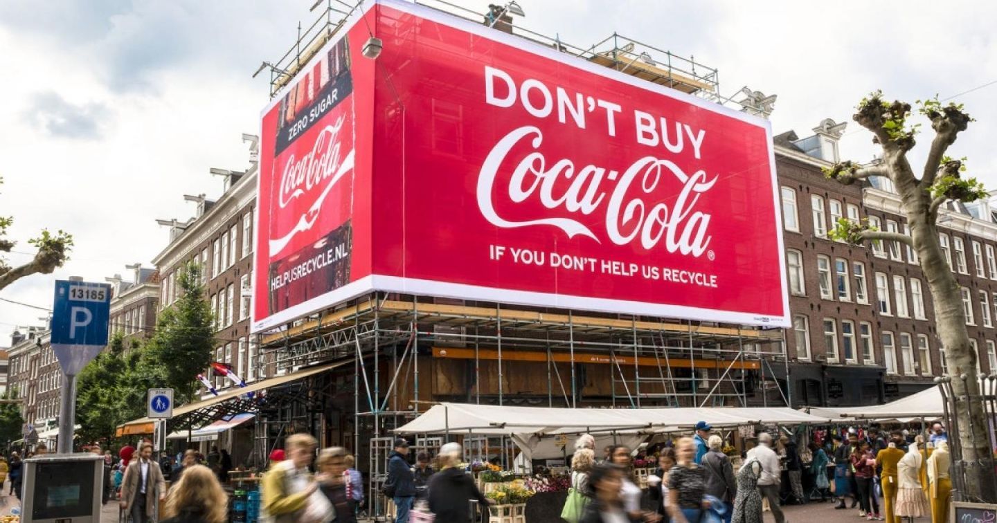 Coca-Cola - Tác giả của hàng loạt chiến dịch quảng cáo OOH cực ấn tượng