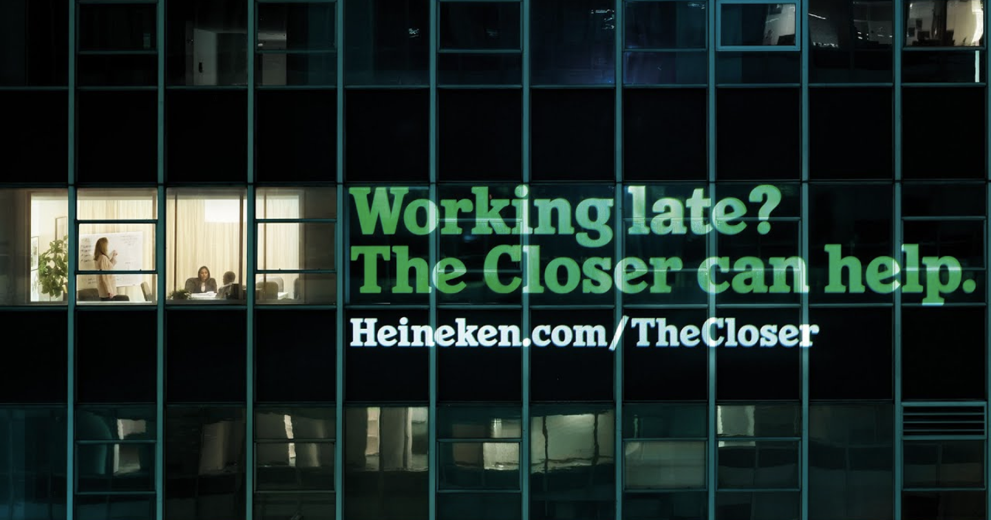 Heineken chiếu thông điệp “ngưng làm việc muộn” lên tòa nhà cao tầng, kêu gọi mọi người sống cân bằng 