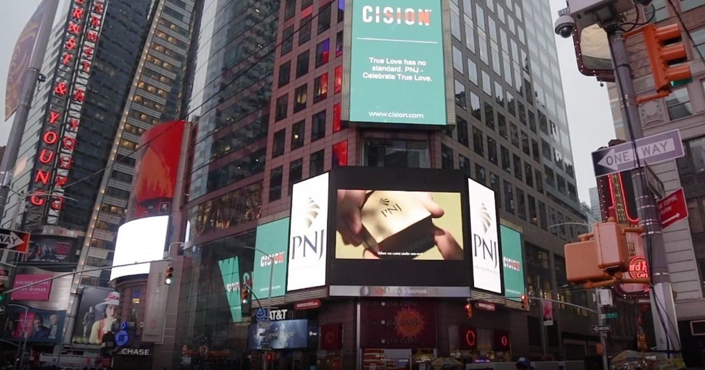 TVC “Đẹp đôi về một nhà” của PNJ bất ngờ được chiếu tại quảng trường Times Square New York