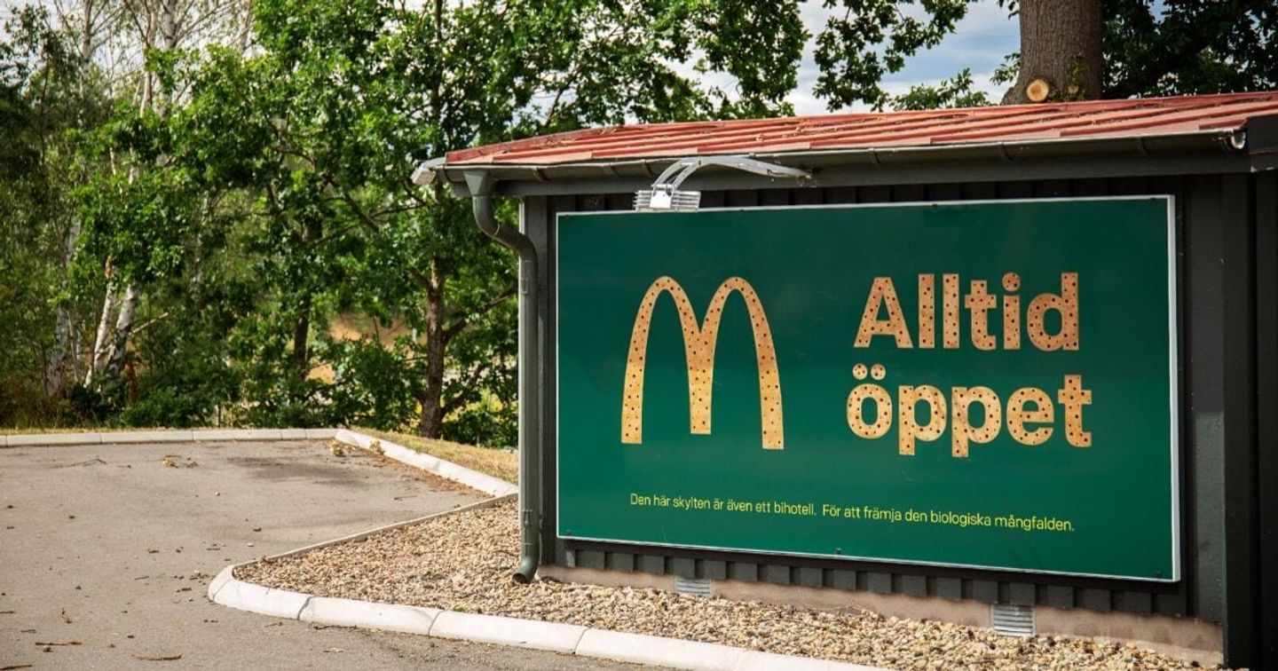 McDonald&#39;s biến hóa bảng quảng cáo thành những “khách sạn ong” |  Advertising Vietnam